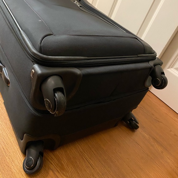 TUMI ALPHA SHORT TRIP DUAL ACCESS SUITCASE - Picture 13 of 15